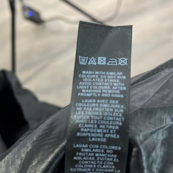 ASOS Unisex Black Puffer Vest With Snap Closure Size XL - Picture 9 of 9